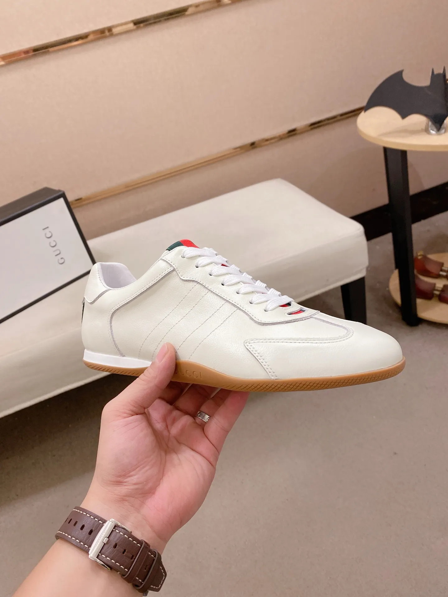 Men's shoes 💰 462💰The new GUCCI (Gucci) counters are launched simultaneously. The new men's shoes, 😘fabrics are selected from imported cowhide, and the lining is sheepskin lining. 👍🏿 High-end ☄️ air-cushion molded anti-slip rubber outsole, exquisite lines, simple and elegant, comfortable and high-end for leisure travel. Code number: 38 to 44 (45 can be customized and cannot be returned or exchanged)